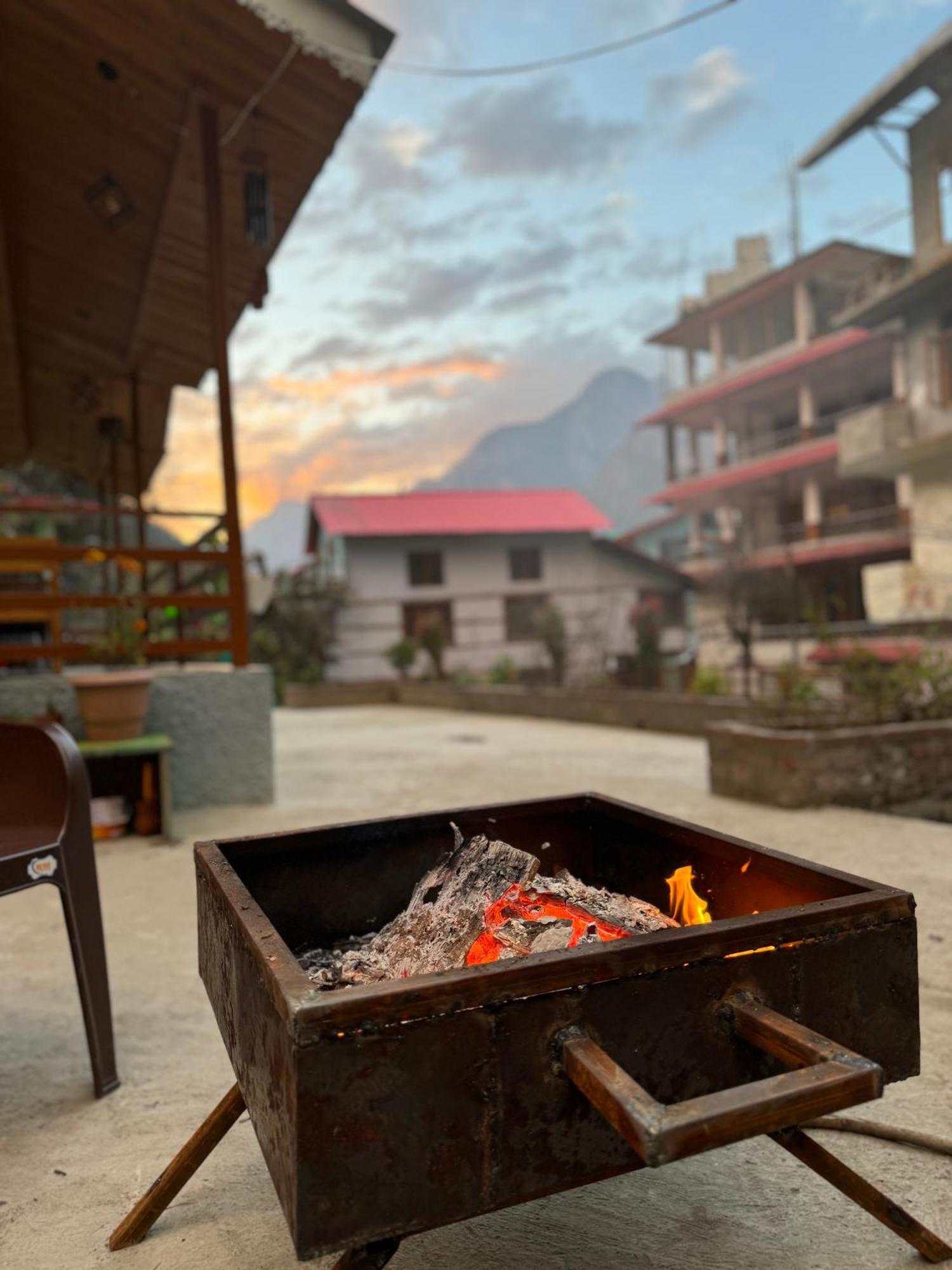 Delight Homestay Kasol Kültér fotó